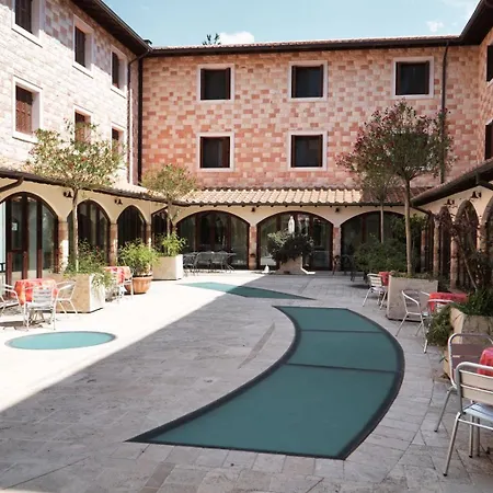 Domus Laetitiae Hotell *
