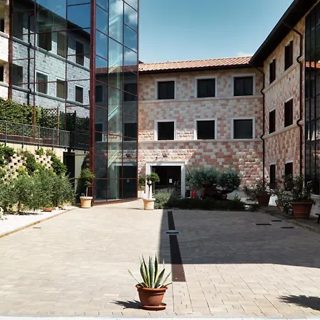 Domus Laetitiae Hotell *
