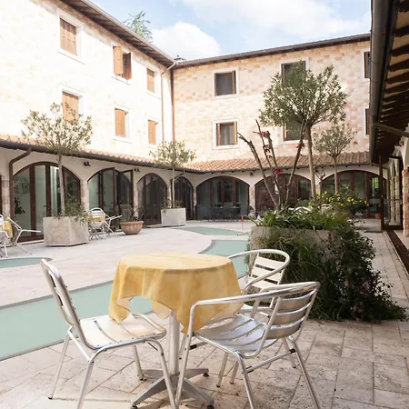 Domus Laetitiae Hotell *