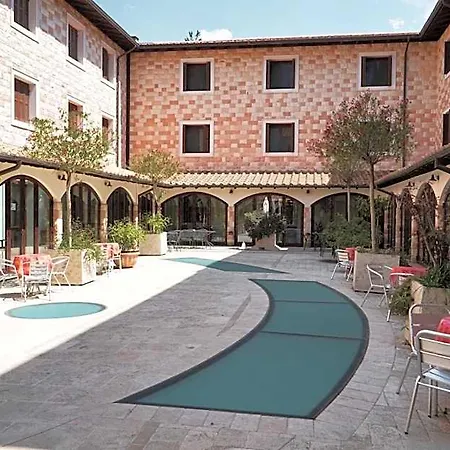Domus Laetitiae Otel *