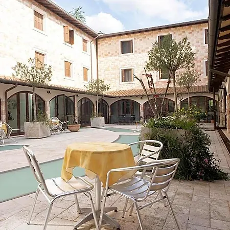 Domus Laetitiae Otel *