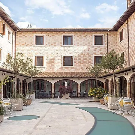 Domus Laetitiae Otel *