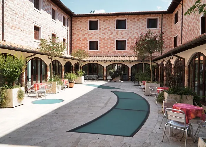 Domus Laetitiae Hotel *